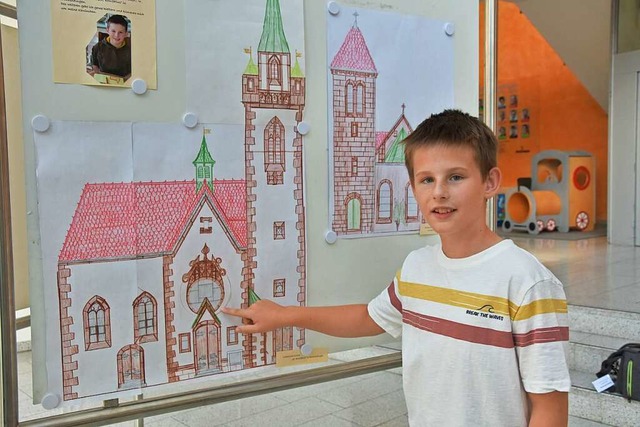 Fynn vor einem seiner Bilder, die er im Denzlinger Rathaus ausstellen durfte.  | Foto: Andrea Steinhart