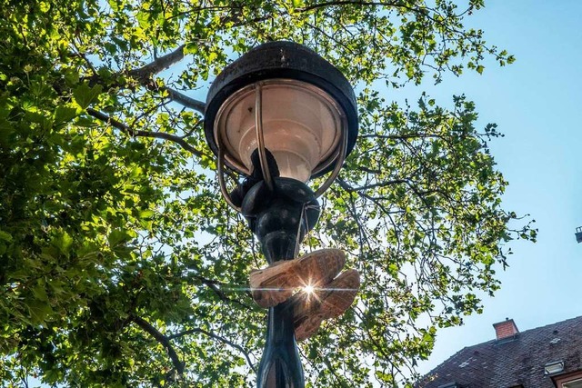 Turnschuhe an einer Straenlaterne am Freiburger Bertoldsbrunnen.  | Foto: Bernd Wehrle