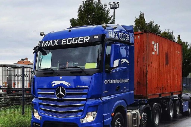 Ein Lkw mit einem Container rollt auf ...of der Gemeinschaftszollanlage vorbei.  | Foto: Hannes Lauber