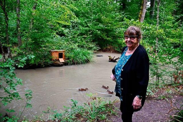 Ruth Hormig hat am Grenzacher Gumpen-Teich ein neues Entenhaus aufgestellt