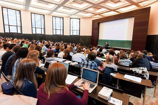 Studierende an der Uni Freiburg. Bafg...ro, Schler-Bafg-Empfnger  785 Euro.  | Foto: Patrick Seeger