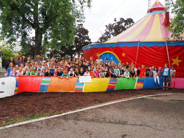 Die Teilnehmer des Zirkus-Camps Soluna...stag vorfhren, was sie gelernt haben.  | Foto: Herbert Frey