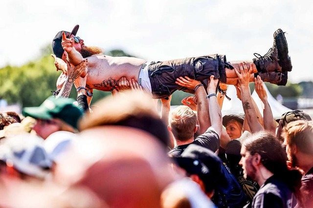 Musikfans feiern auf dem Open Air in W... ist eine Gemeinde in Norddeutschland.  | Foto: Axel Heimken (dpa)