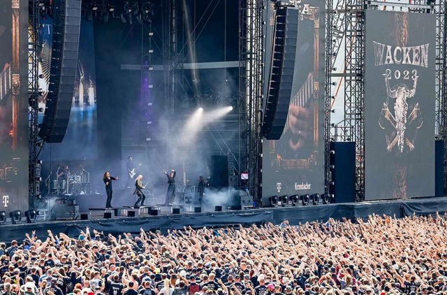 Fans feiern ihre Stars beim Wacken Open Air.  | Foto: Axel Heimken (dpa)