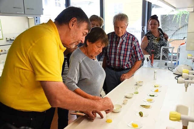 Senioren forschen:  Beim Besuch des Ju...C-Experiment auf besonderes Interesse.  | Foto: Robert Bergmann