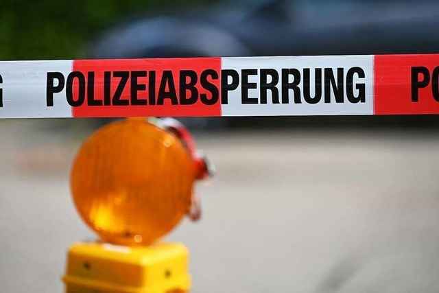 Auto �berschl�gt sich auf der Autobahn bei L�rrach