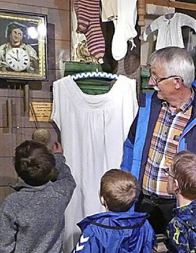 Hans-Jrgen Sackmann mit den Kindern im Heimatmuseum.  | Foto: Sigrid Schneider
