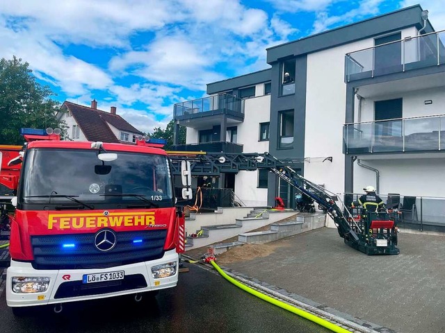 Die Feuerwehr rettete einen Erwachsenen und einen Hund ber die Drehleiter.  | Foto: Nicolai Kapitz