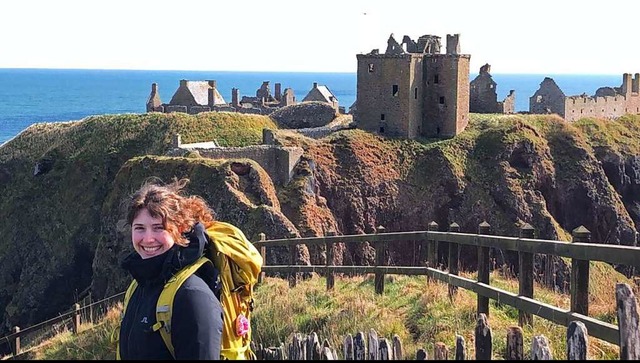 Birte Burkart am Dunnotrar Castle in Stonehaven   | Foto: bbur