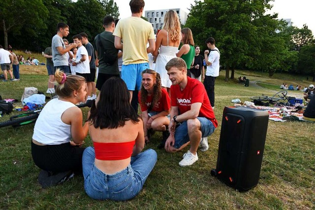 Nachtmediatoren informieren junge Nutz...d Nutzer des Seeparks ber die Regeln.  | Foto: Rita Eggstein