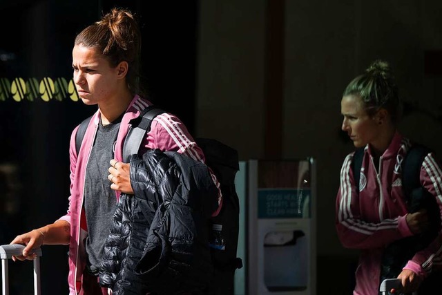 Lena Oberdorf (links) und Svenja Huth verlassen das Hotel in Brisbane.  | Foto: Sebastian Gollnow (dpa)