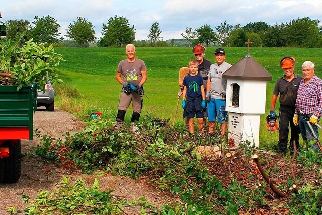 Das Team der Wegkreuz-Retter im Arbeitseinsatz  | Foto: Hansjrg Bader