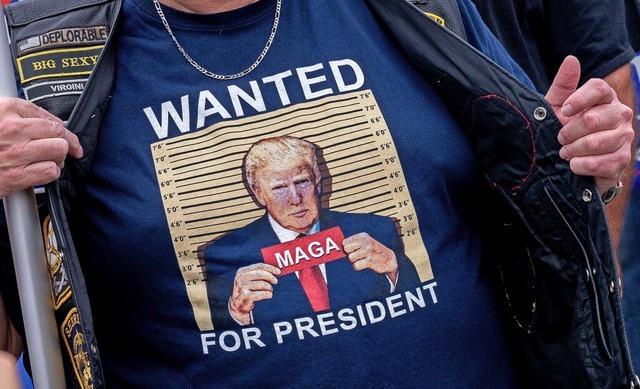 Ein Trump-Fan zeigt ein T-Shirt, auf d...ich Trump als Prsident zurckwnscht.  | Foto: STEFANI REYNOLDS (AFP)