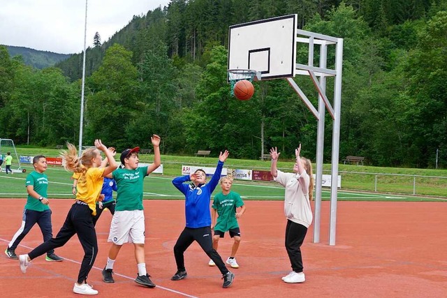 Beim Basketballspiel geht&#8217;s hoch her.  | Foto: Sebastian Barthmes