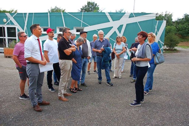 Schulleiterin Karin Kussin und  ihre S...nn (rechts)  fhrten durch die Schule.  | Foto: Wolfgang Beck