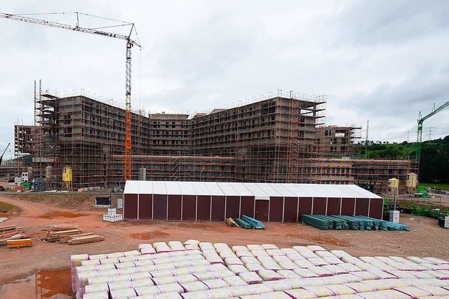 Blick auf die Baustelle mit dem Klinikneubau an diesem Freitagvormittag.  | Foto: Daniel Gramespacher