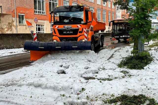 Winterlandschaft im August: Hagel-Unwetter l�sst in Reutlingen Schneepfl�ge anr�cken