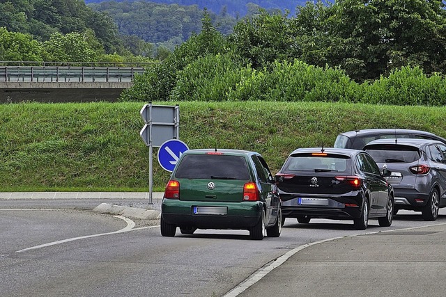 Einer der beiden tristen Kreisel in Ma...g &#8211; abwertend Gugelhupf genannt.  | Foto: Gerald Nill