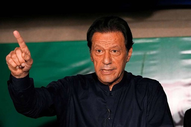 Pakistans Oppositionsfhrer Imran Khan...onsprozess schuldig gesprochen worden.  | Foto: K.M. Chaudary (dpa)