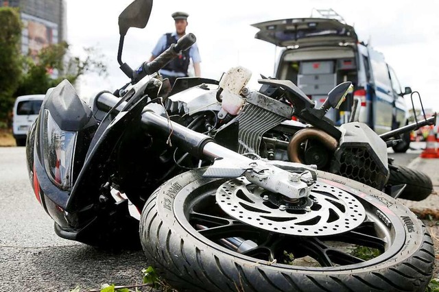 Ein Motorradfahrer wurde bei einem Unf...ngen am Freitag verletzt. (Symbolbild)  | Foto: David Young (dpa)