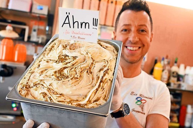 Alessandro Cimino zeigt in seiner Eisd...0;-Eis in Waffel oder Becher bekommen.  | Foto: Uli Deck (dpa)