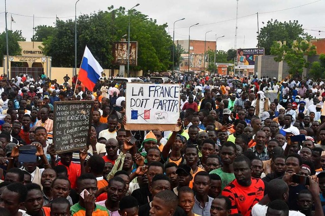 Eine antifranzsische Demonstration in Niamey &#8211; mit russischer Flagge  | Foto: - (AFP)
