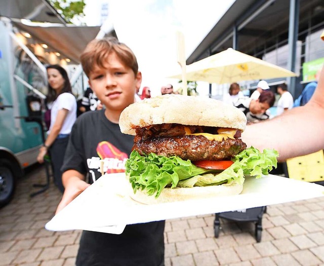 Beim Street Food Market gibt es Burger in vielen Variationen.  | Foto: Rita Eggstein