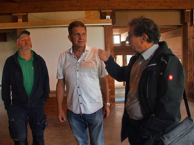 Hausmeister Christof Stoll, Stiftungsr...nd Architekt Martin Lauber (von links)  | Foto: Karin Stckl-Steinebrunner
