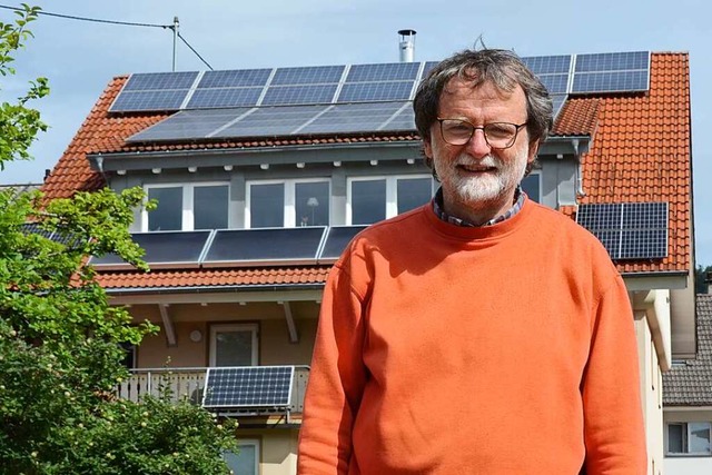 Peter Schalajda vor seinem Wohnhaus in... und Photovoltaikanlagen bestckt hat.  | Foto: Moritz Lehmann
