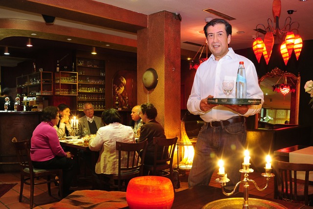 Azim Raschidi in seinem Restaurant &#8...nische Spezialitten angeboten werden.  | Foto: Thomas Kunz