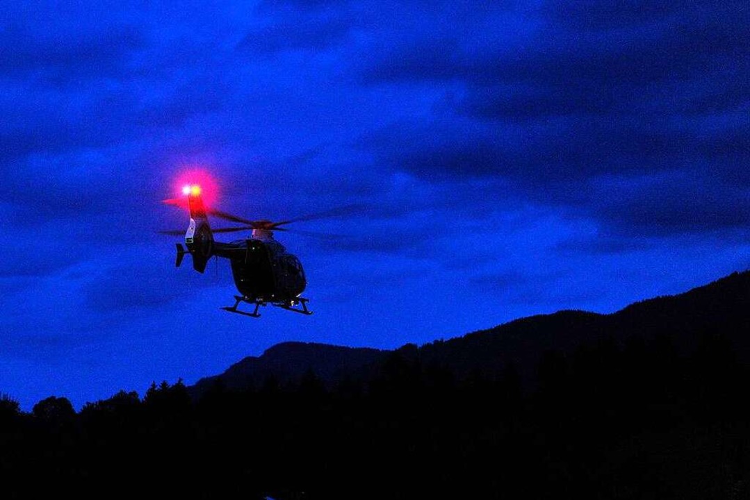 Ein Hubschrauber flog zwei Männer nach...f Sonntag in eine Klinik. (Symbolbild)  | Foto: Stefan Puchner