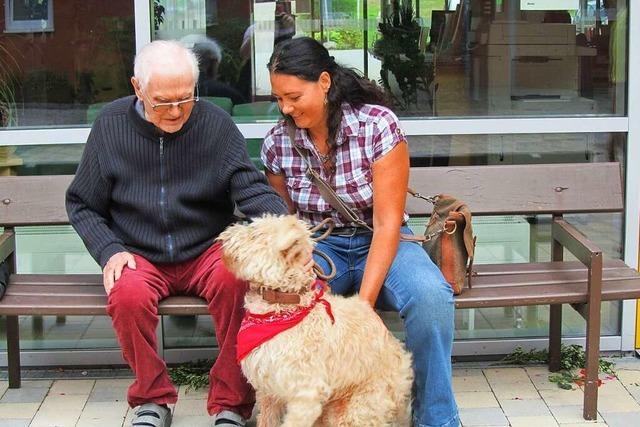 Tandems aus Mensch und Hund besuchen Menschen in Lahrer Pflegeheimen