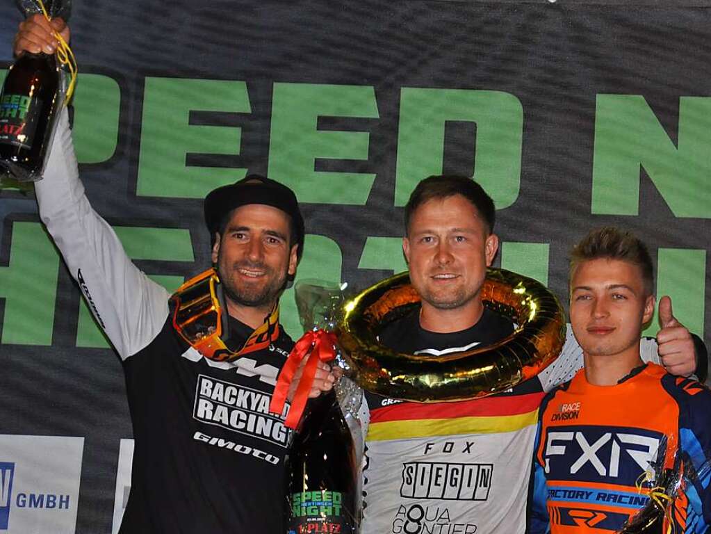 Loris Dickau aus Hertingen und sein Kumpel Raoul Tschupp aus der Schweiz lieferten sich packende Duelle. In der 250er-Enduro-Klasse siegte Dickau (Mitte)   vor  Tschupp (links), dritter wurde Emanuel Gerwig aus Kandern (rechts).