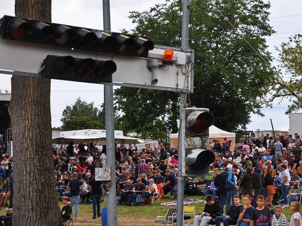 Das traditionelle Grasbahnrennen in Hertingen war auch 2023 ein voller Erfolg – bei Tag und Nacht war viel los rund um die Rennbahn.