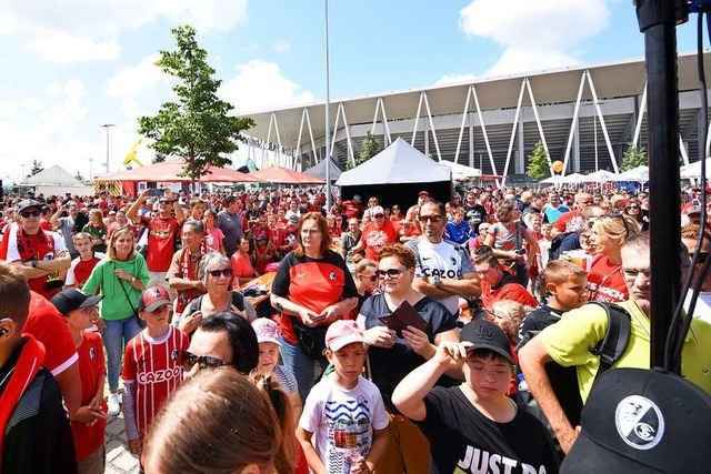 Saisoner�ffnung des SC Freiburg zieht 10.000 mehr Fans an als 2022