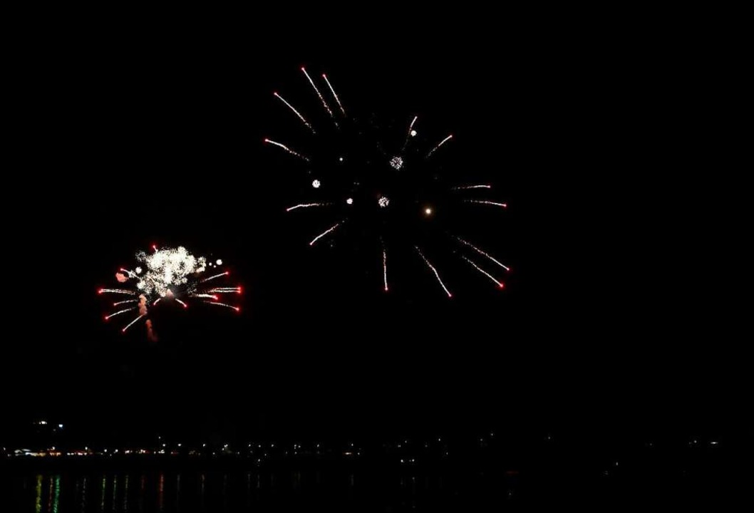 Das Feuerwerk über dem See ist ein Höhepunkt des Festes.  | Foto: Wolfgang Scheu