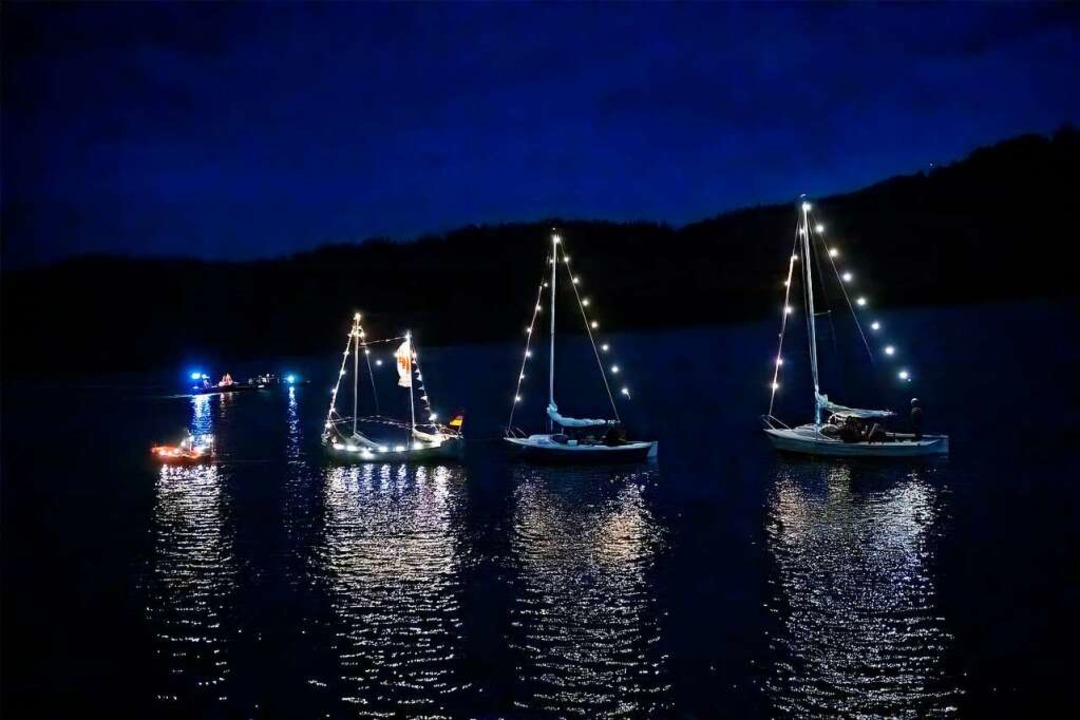 Die Bootsparade mit den leuchtenden Segelbooten ist ein Höhepunkt des Festes.  | Foto: Wolfgang Scheu