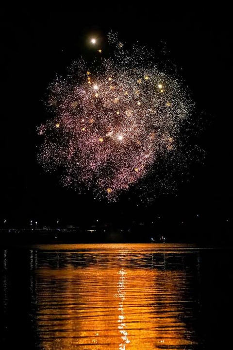 Das Feuerwerk über dem See ist ein Höhepunkt des Festes.  | Foto: Wolfgang Scheu