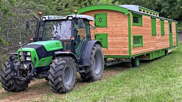 Ein Traktor brachte den Wagen fr den Naturkindergarten nach Hohberg.  | Foto: Gemeinde Hohberg