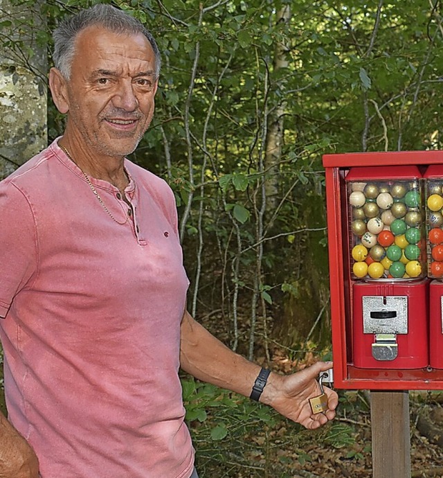 Harald Schmidt am Kugelbahnautomat, in dem sich auch goldfarbene Kugeln finden.  | Foto: suedkurier