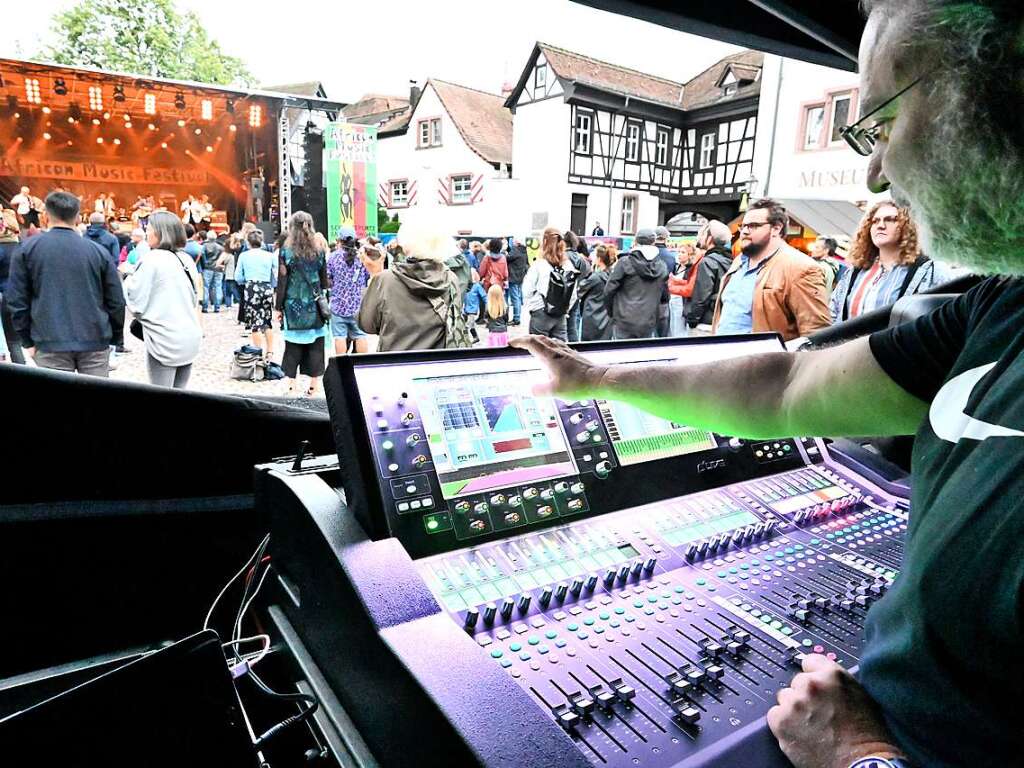 Mehr und mehr zur Begegnung der Weltkulturen entwickelt sich das African Music Festival, das am Wochenende auf dem Emmendinger Schlossplatz zum 23. Mal stattfand