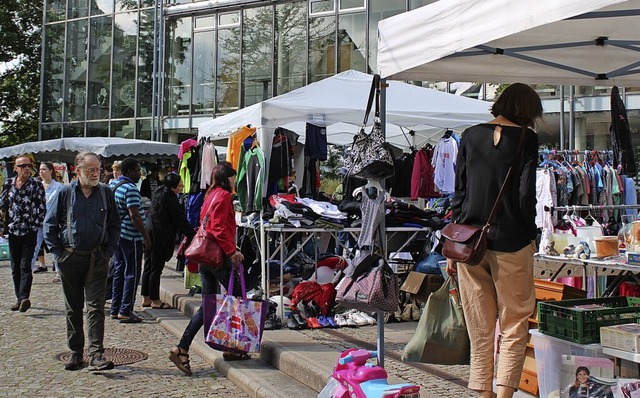 Jede Menge Kleidung, aber auch Spielsa... Lammstraenflohmarkt in Emmendingen.   | Foto: Enya Steinbrecher