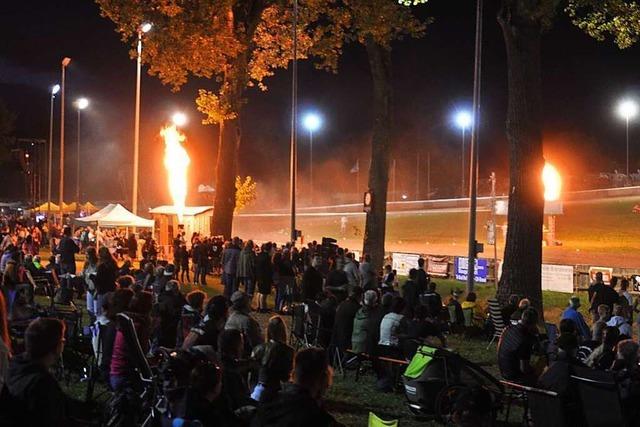 Wenn ein Dorf kopfsteht: 3500 Menschen beim Grasbahnrennen in Hertingen