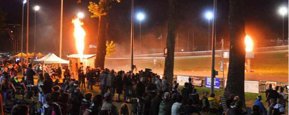 Ein Dorf steht kopf: 3500 Fans beim Grasbahnrennen in Hertingen