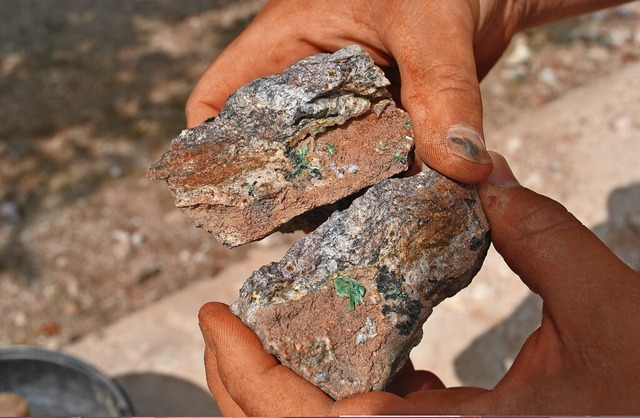 Das grne Mineral ist Chrysokoll. Man ...m auf der Abraumhalde der Grube Clara.  | Foto: Robert Ullmann 