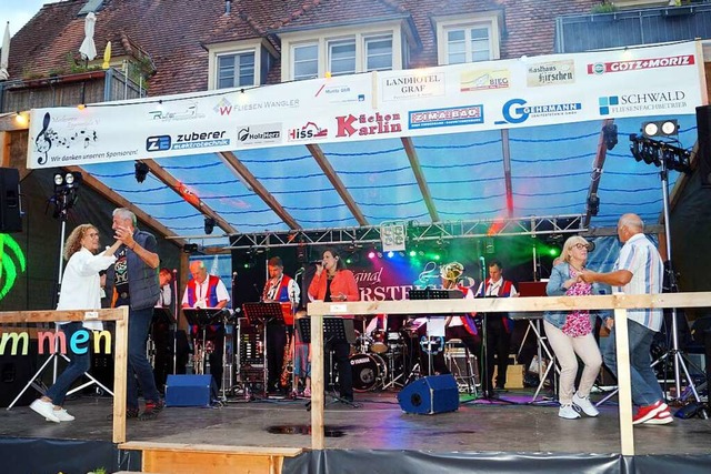 Die Mnstertler Band Original Oberste...beim Dorffest in Obereggenen zum Tanz.  | Foto: Silke Hartenstein