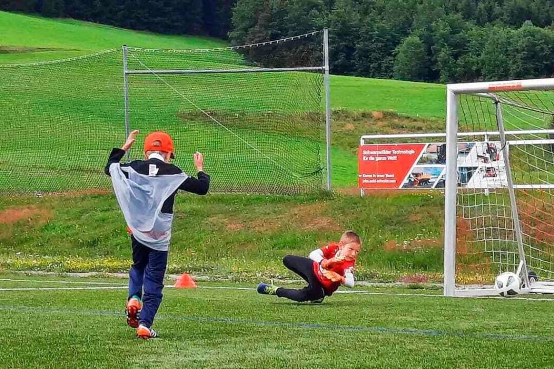 Und drin ist er! Beim Fußballcamp in Bernau wurde aus allen Lagen geschossen.   | Foto: Privat