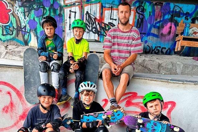 Junge Skater testen Anlage in Gottenheim: Mit kleinen Tipps geht’s schnell besser