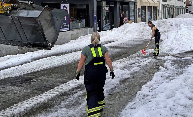 Hagelmassen prasselten in krzester Zeit auf die Stadt Reutlingen nieder.  | Foto: Schulz (dpa)