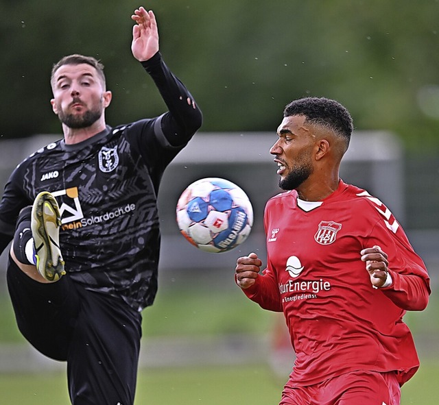 Der FC Wolfenweiler-Schallstadt (links...rach-Brombach (Paul Rohdenburg) durch.  | Foto: Achim Keller